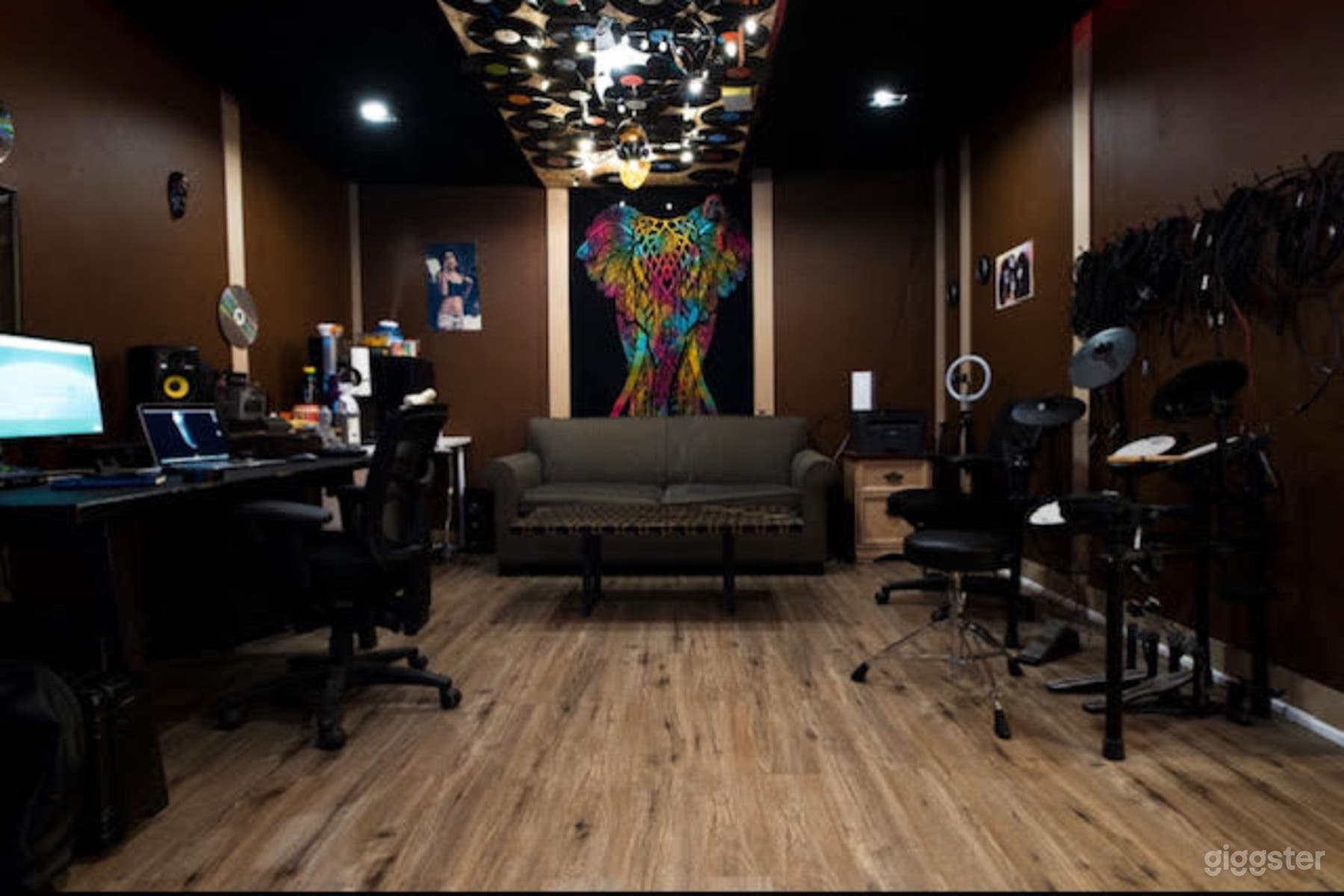 Warm &amp; Artsy Music Studio Photo 1