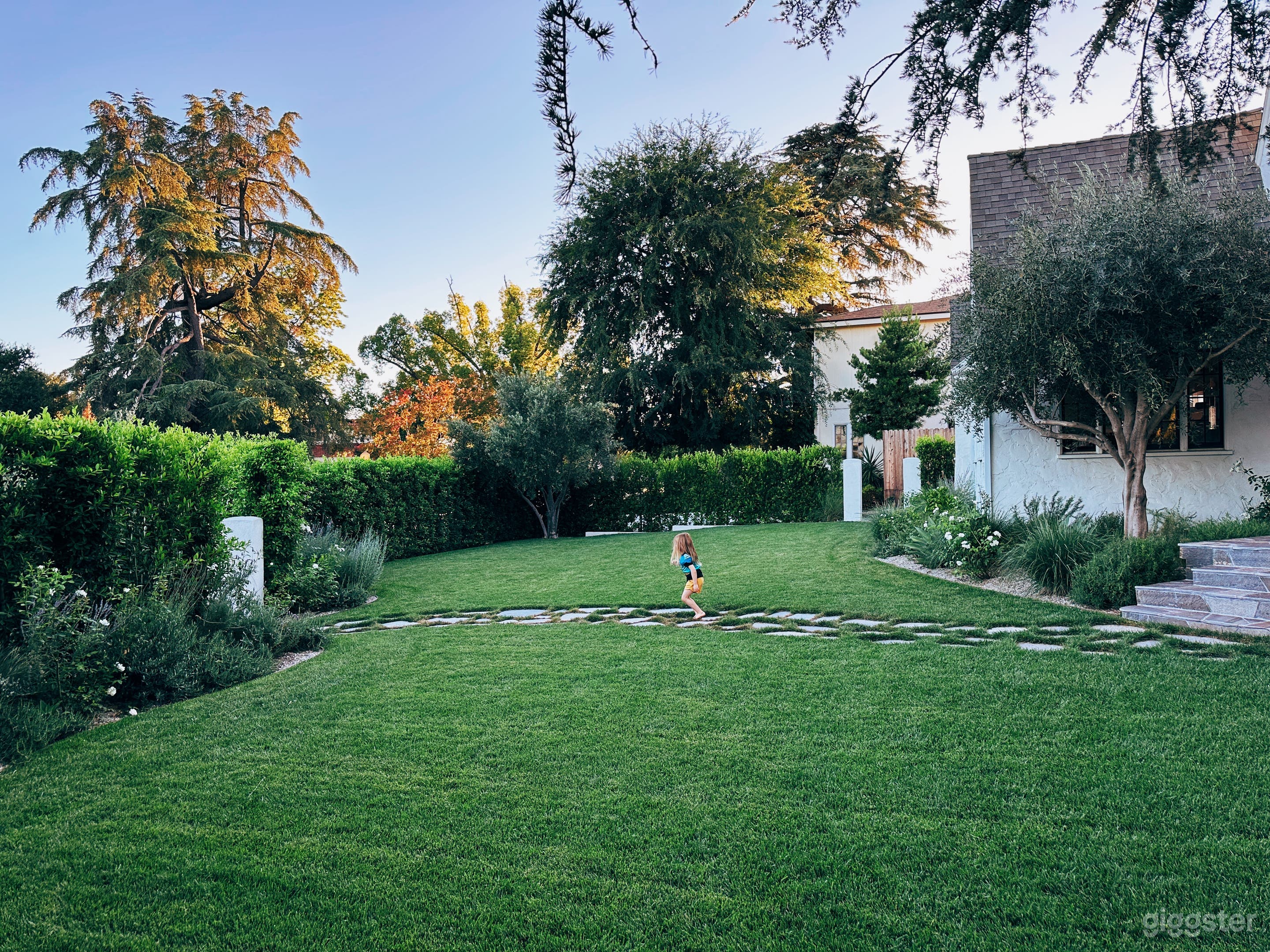 Bright Tudor Designer Home, Large Private Yard Photo 2