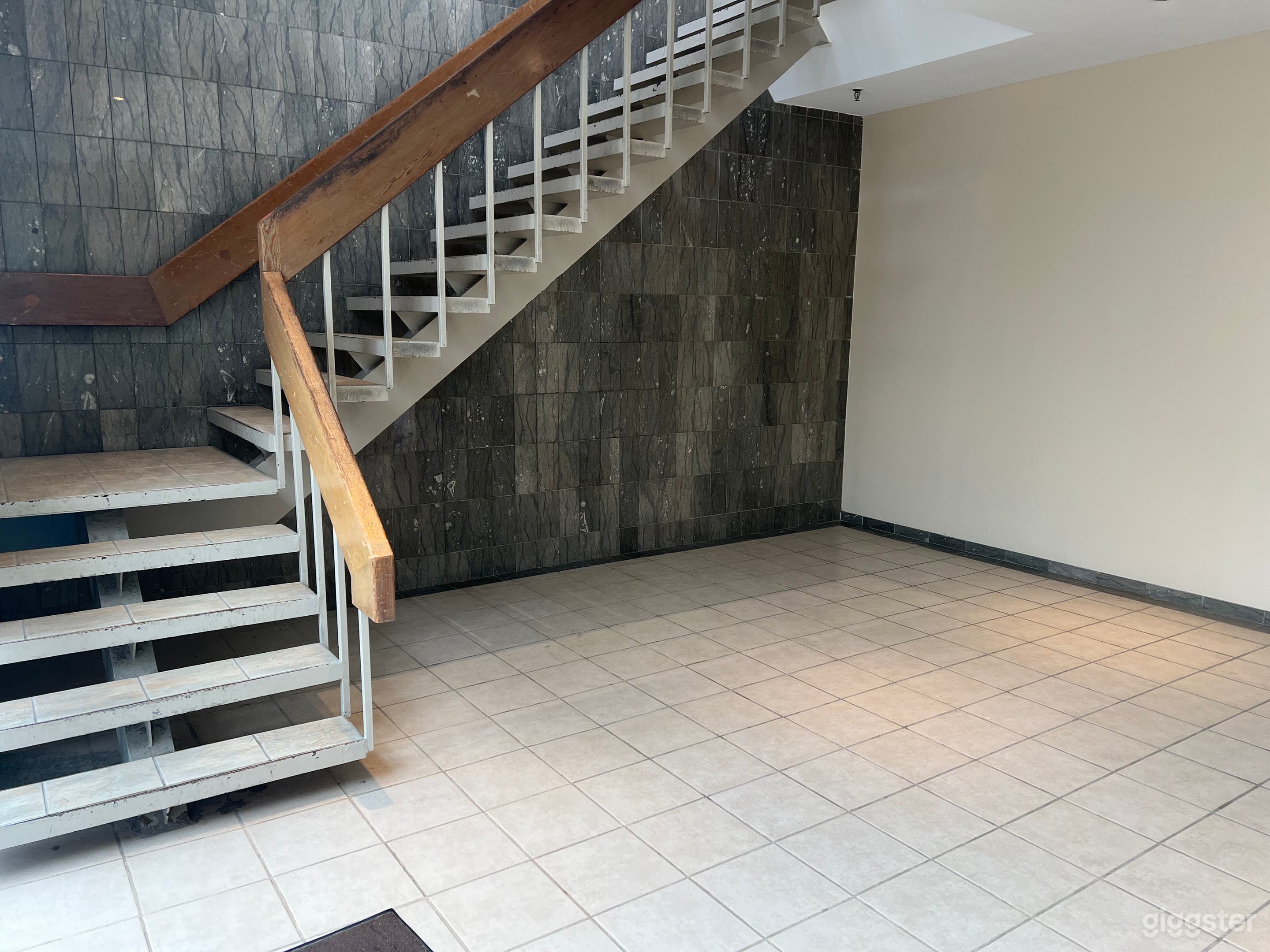 Office Mall Lobby Photo 2