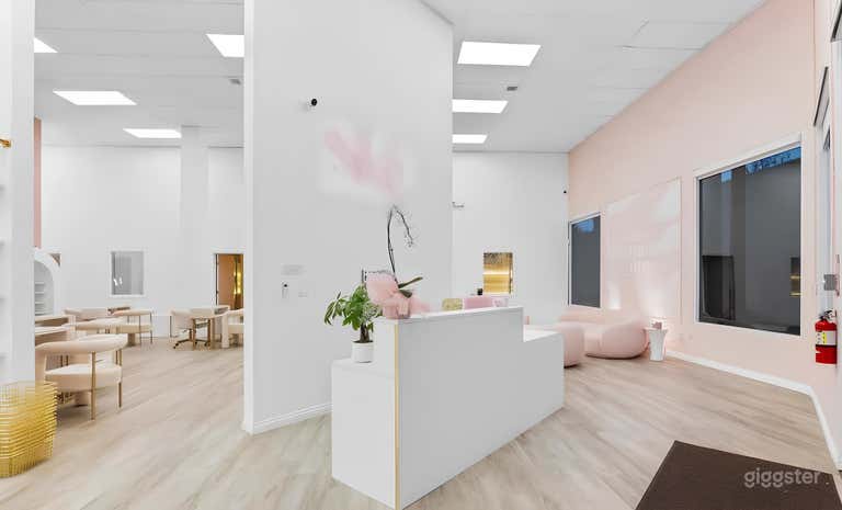  Front desk
16 foot ceilings 