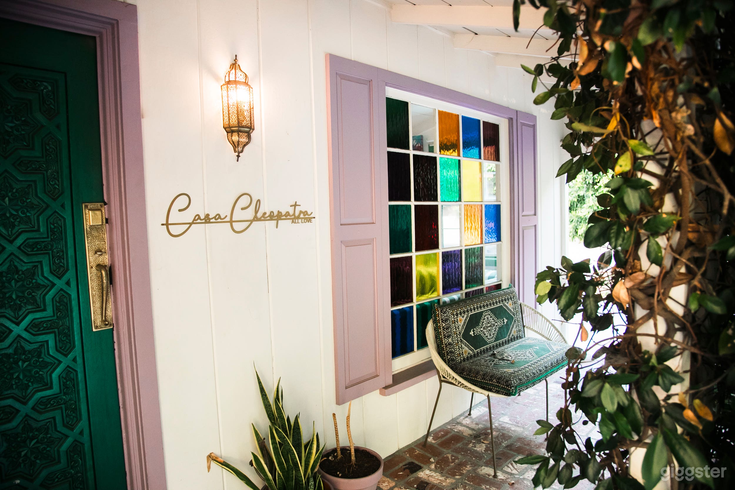 Casa Cleopatra: Colorful Jungle Inspired Haven Photo 4