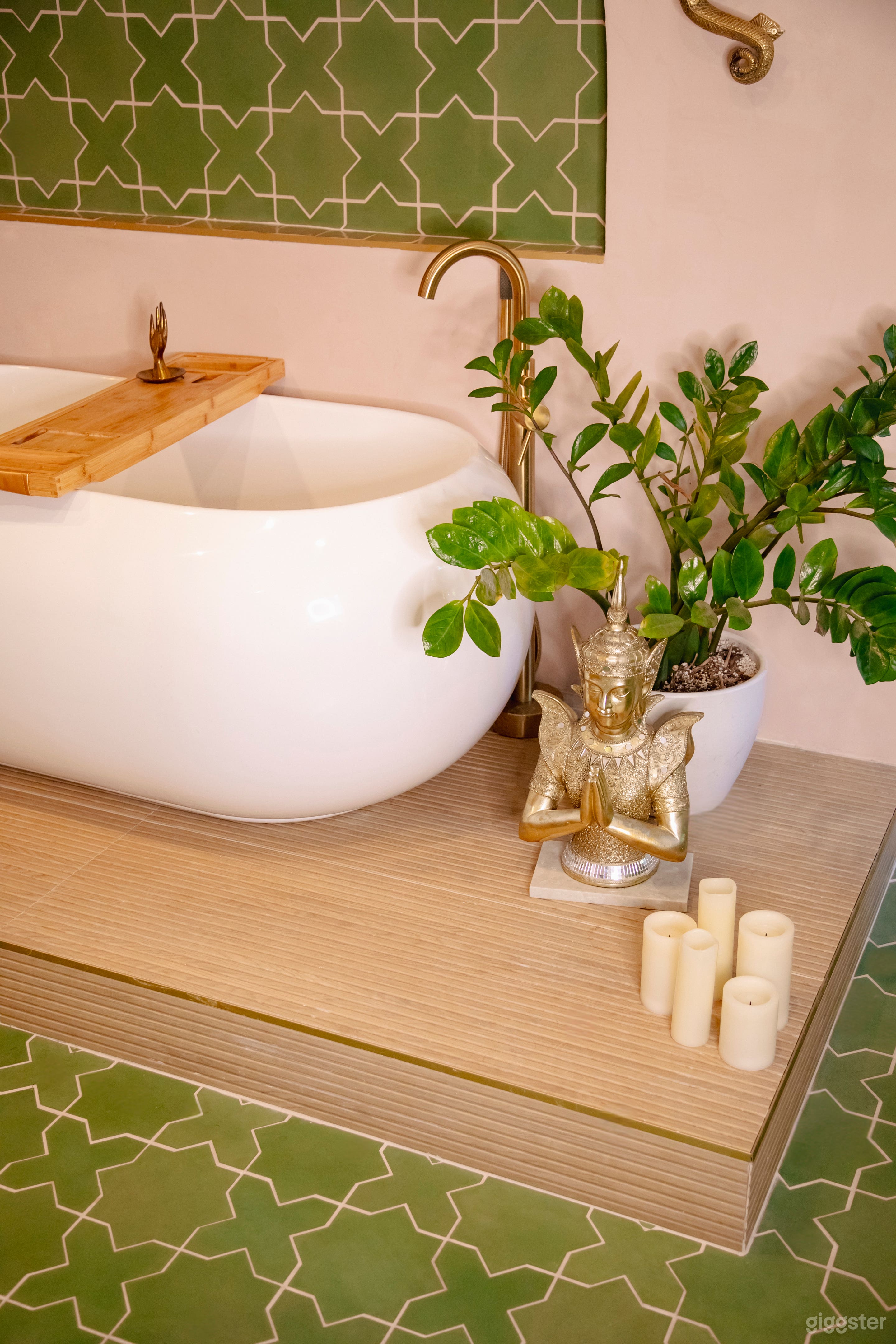 Casa Cleopatra: Colorful Jungle Inspired Haven Photo 3