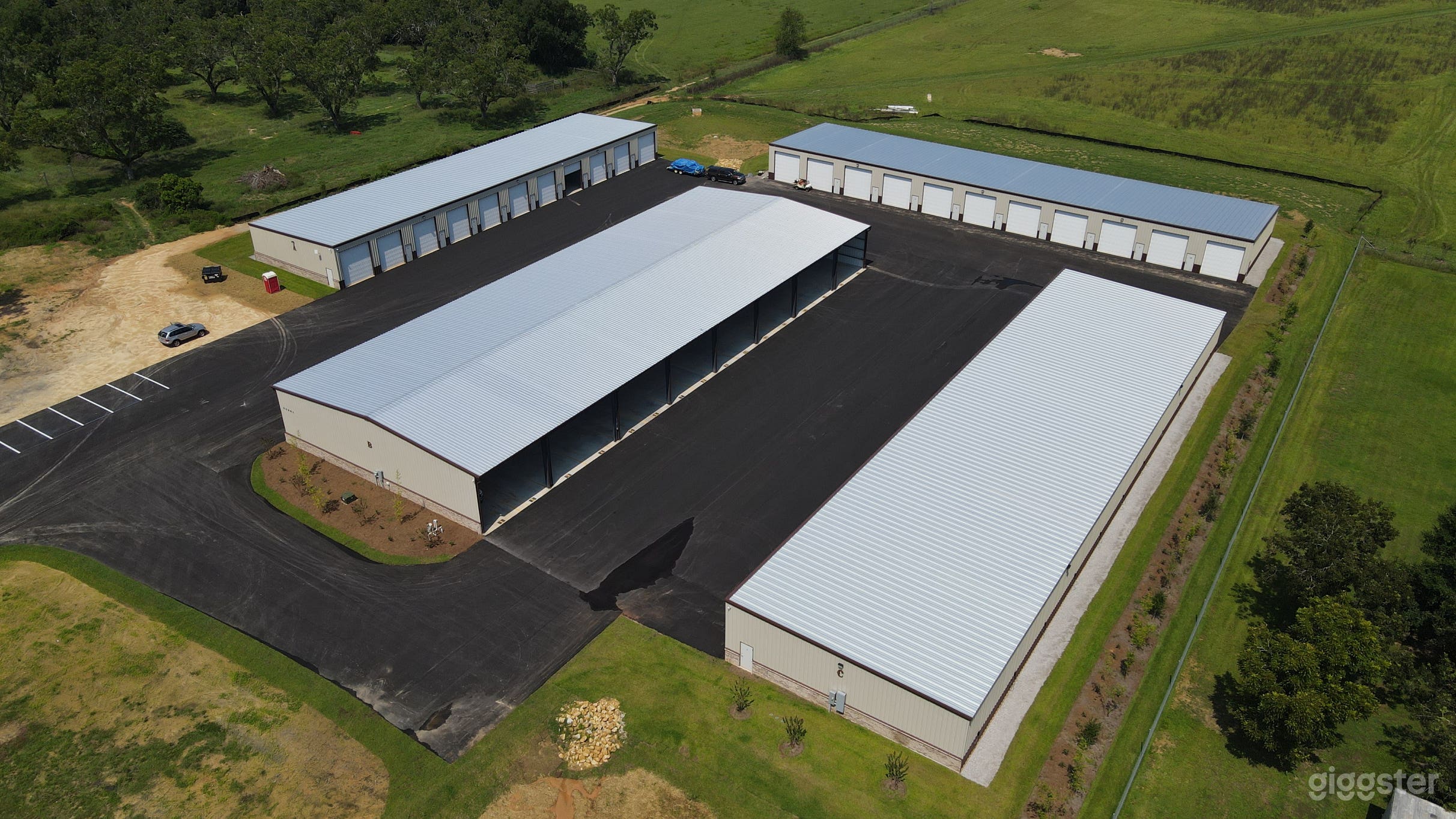 Oversized Enclosed and Covered Storage Facility.   Photo 4
