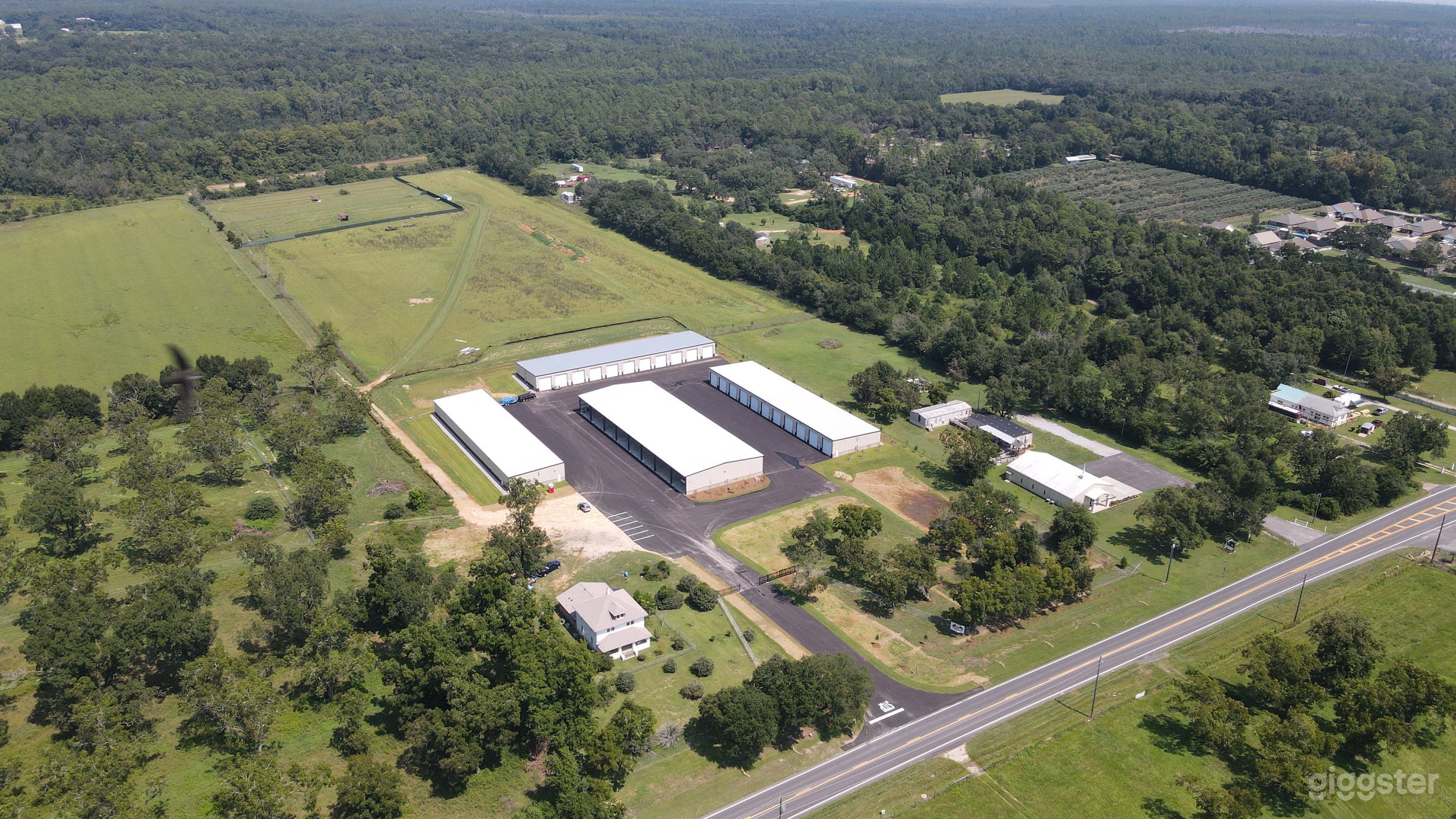Oversized Enclosed and Covered Storage Facility.   Photo 3