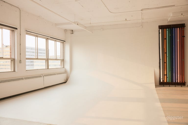  Photo studio with cyclorama and natural light 