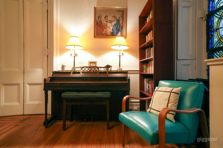  Vintage House with Stained Glass, Spacious Rooms 