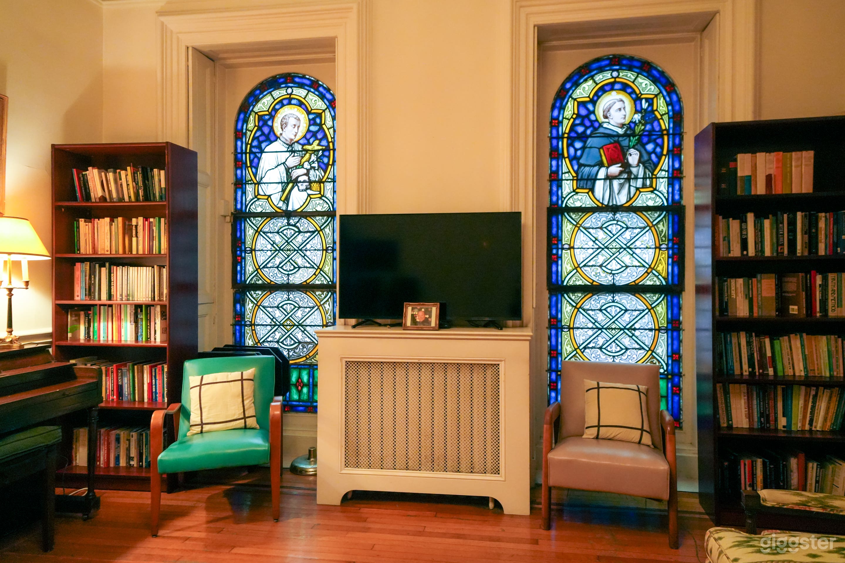 Vintage House with Stained Glass, Spacious Rooms Photo 3