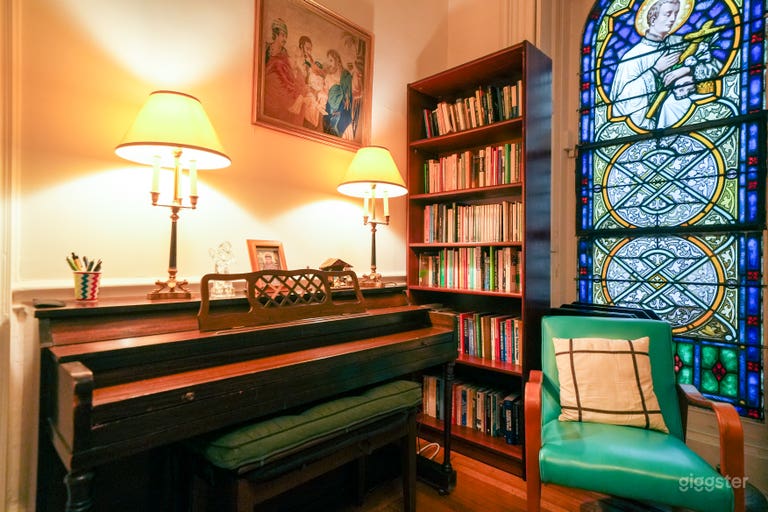  Vintage House with Stained Glass, Spacious Rooms 