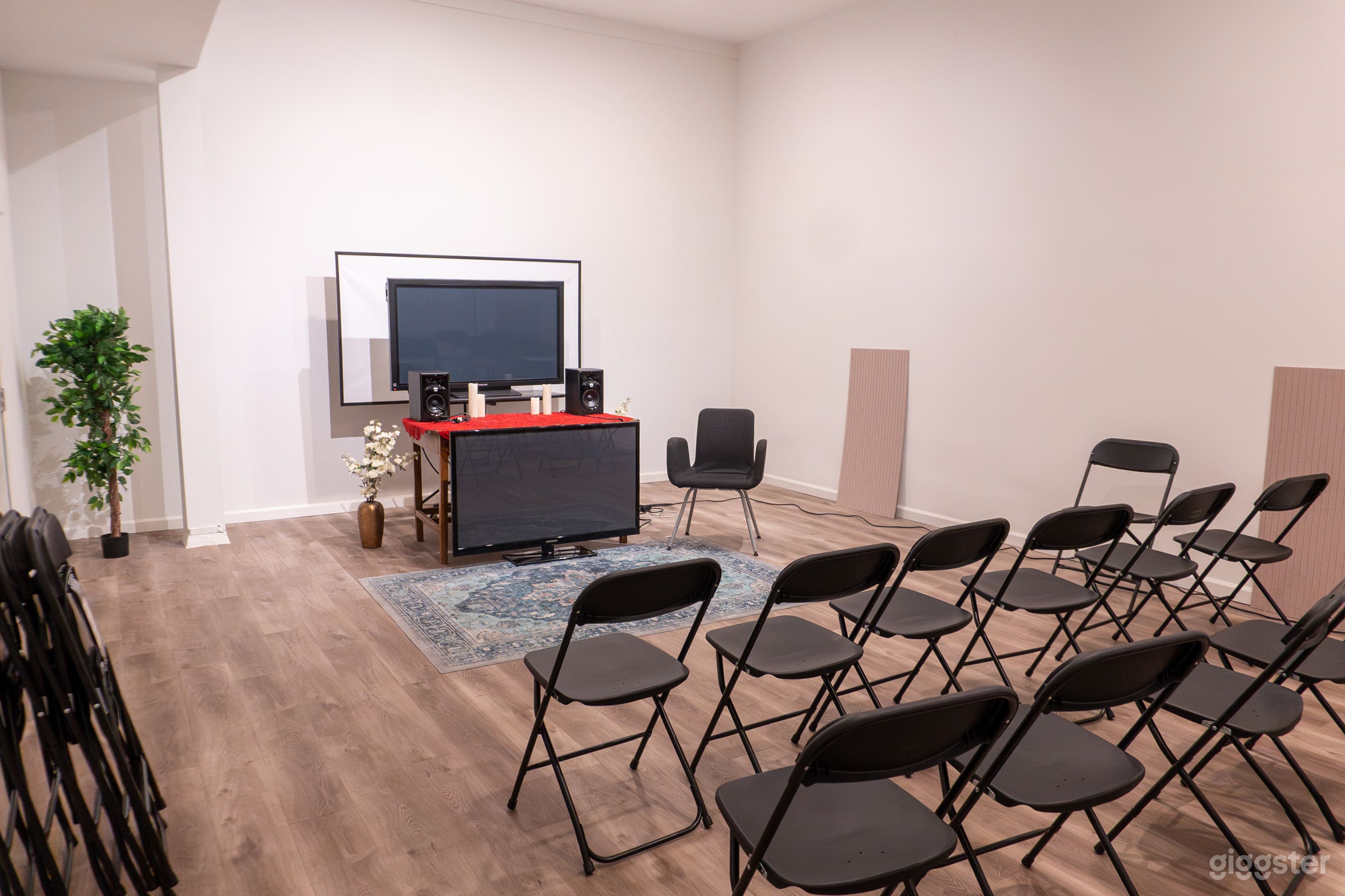 Meeting / Seminar Room in the Hollywood Media District Photo 2