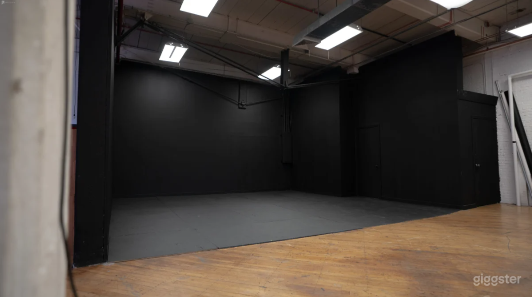 Black Canva Sound Stage Photo 4