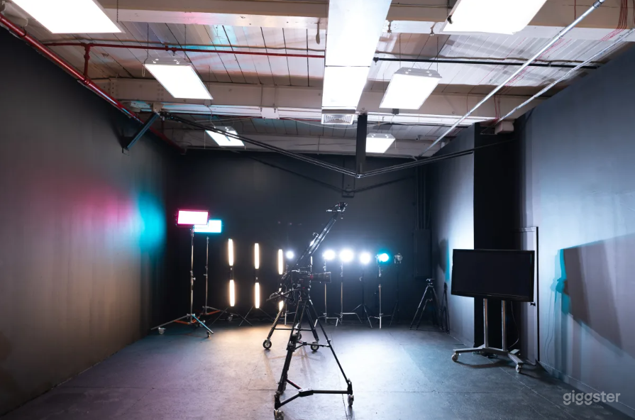 Black Canva Sound Stage Photo 2