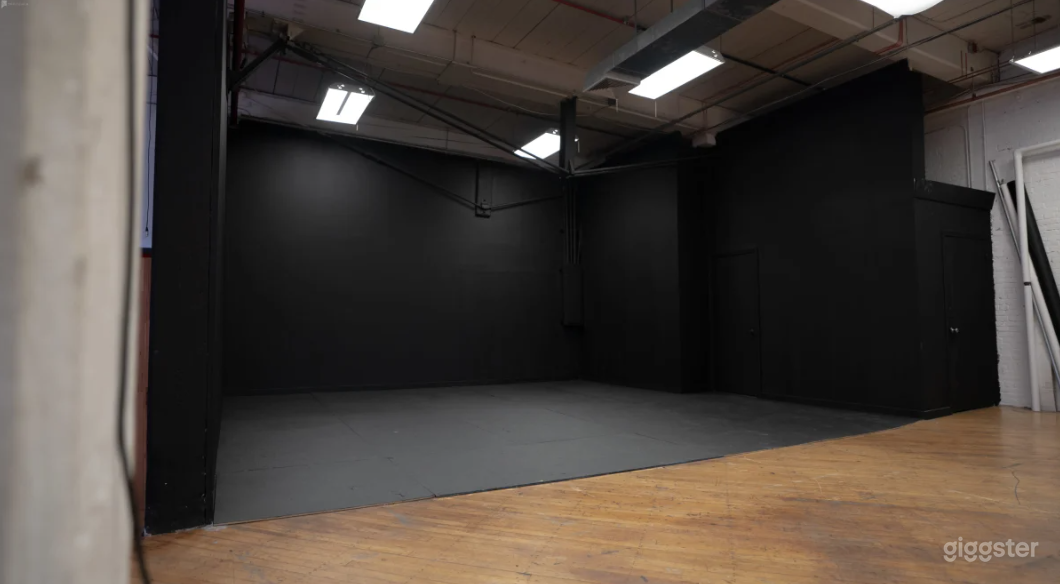 Black Canva Sound Stage Photo 3