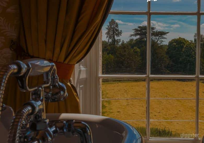 The Oval Room with Magnificent Set-Up Photo 3