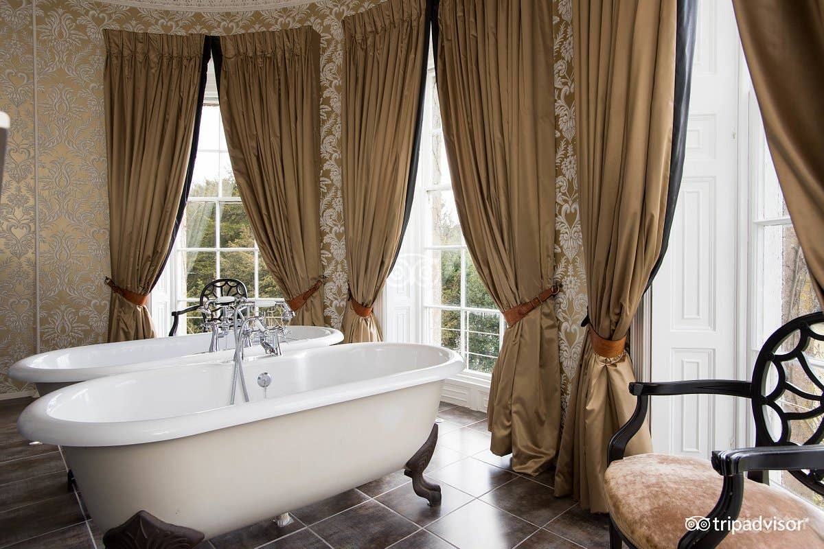 The Oval Room with Magnificent Set-Up Photo 2