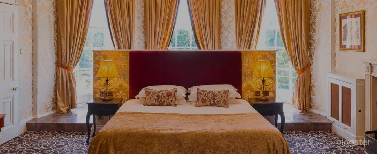 The Oval Room with Magnificent Set-Up Photo 1