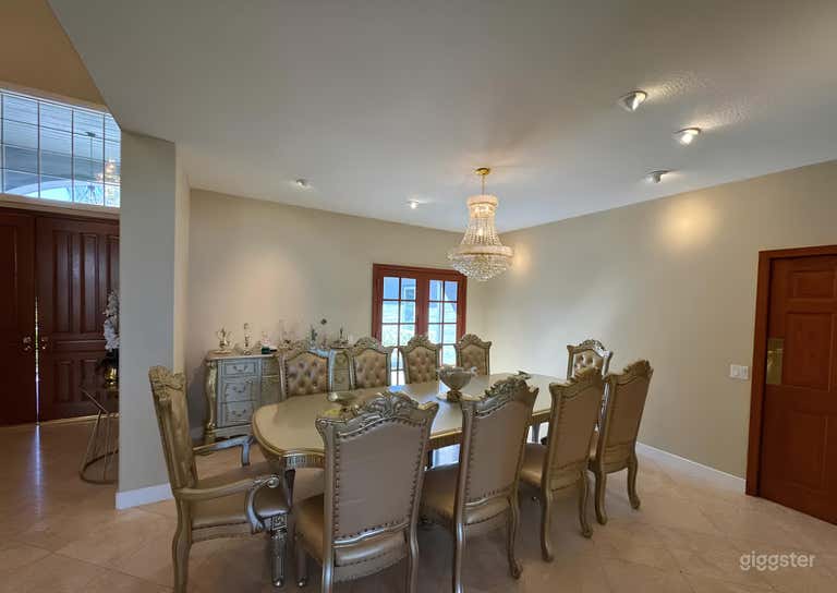  Luxurious Mansion in Santa Clarita 