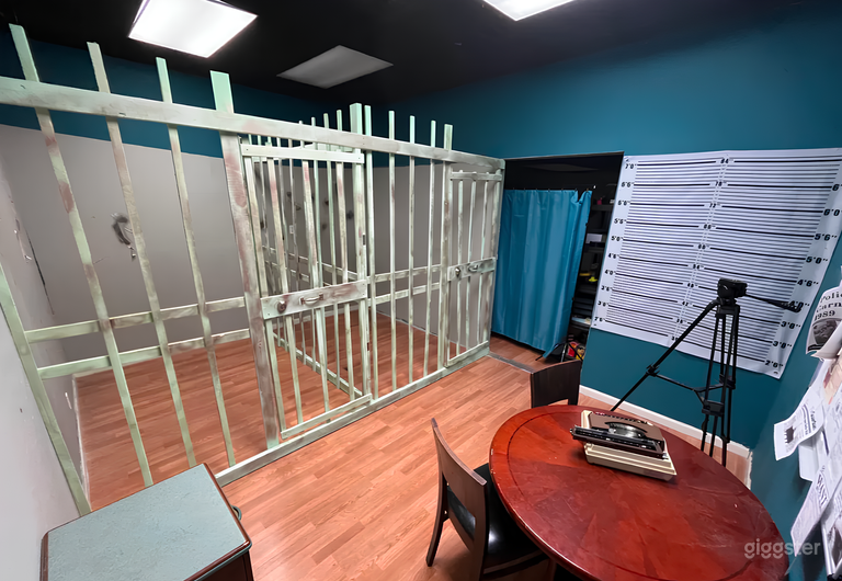  Escenario de celda de cárcel con tablero de fotos de fichas 