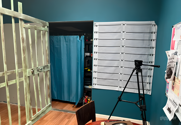 Escenario de celda de cárcel con tablero de fotos de fichas 
