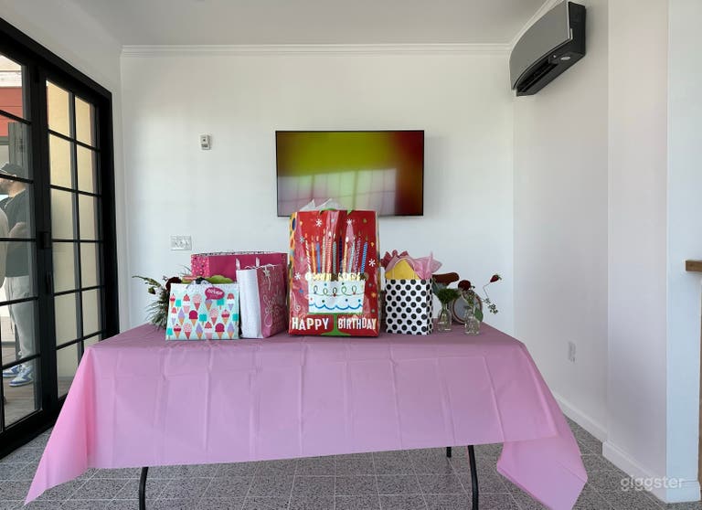  Separate Sunroom entrance to the deck area and kitchen. 