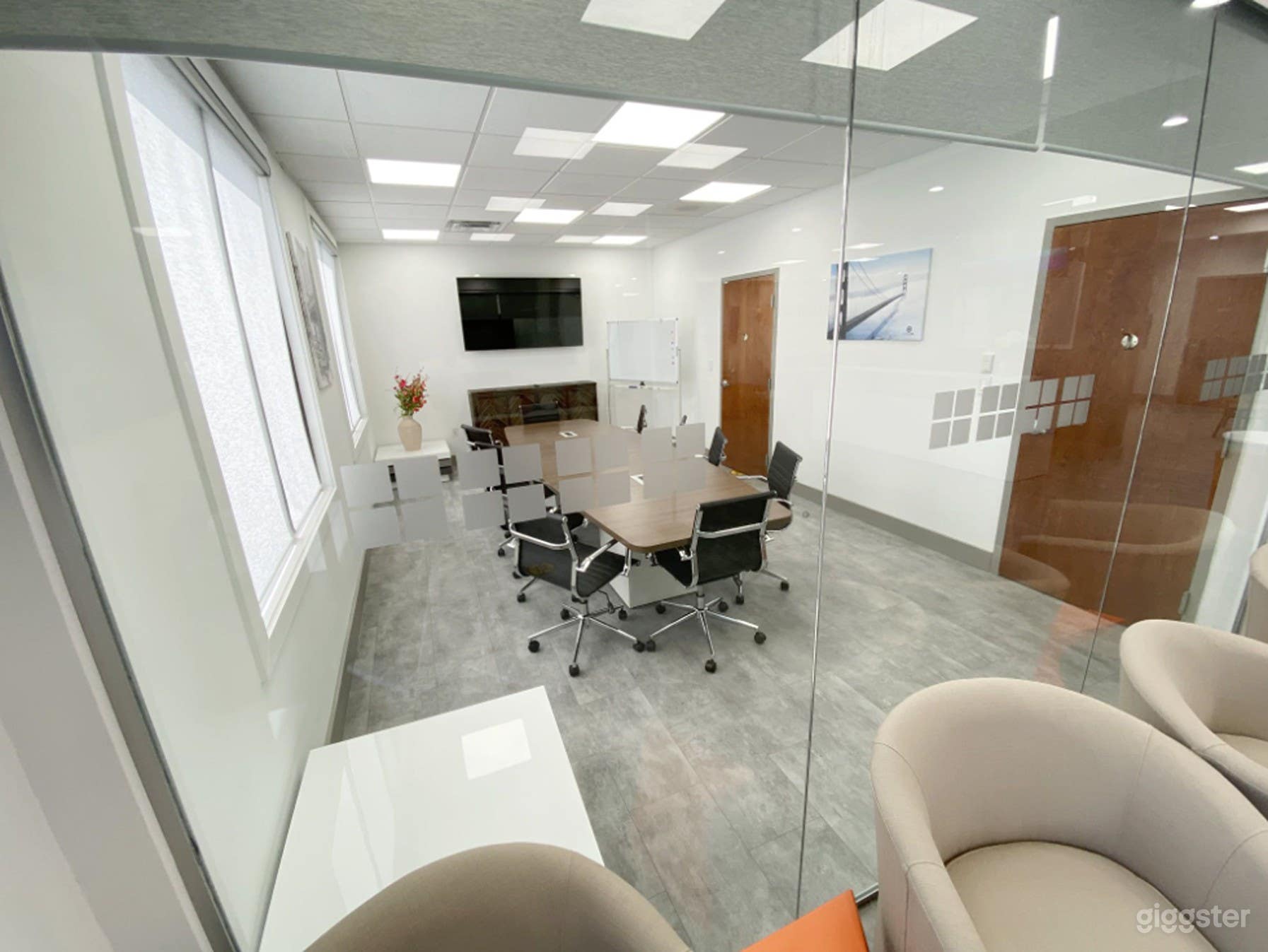 Spacious, Fully Equipped Large Meeting Room Photo 1