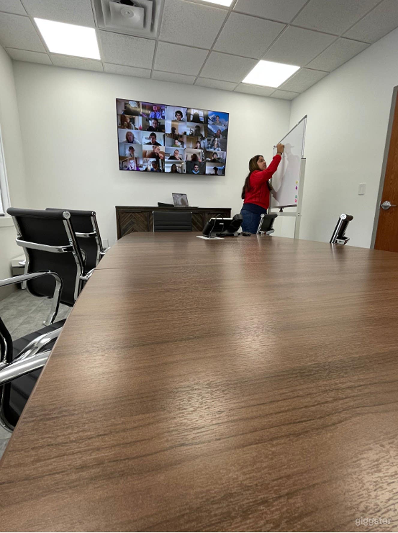 Spacious, Fully Equipped Large Meeting Room Photo 4