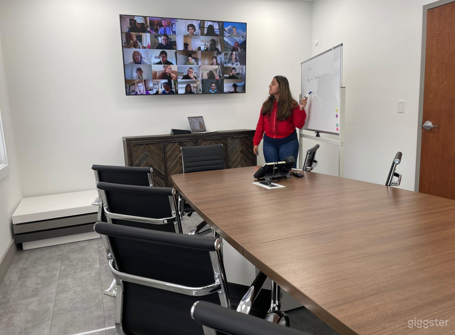 Spacious, Fully Equipped Large Meeting Room Photo 3