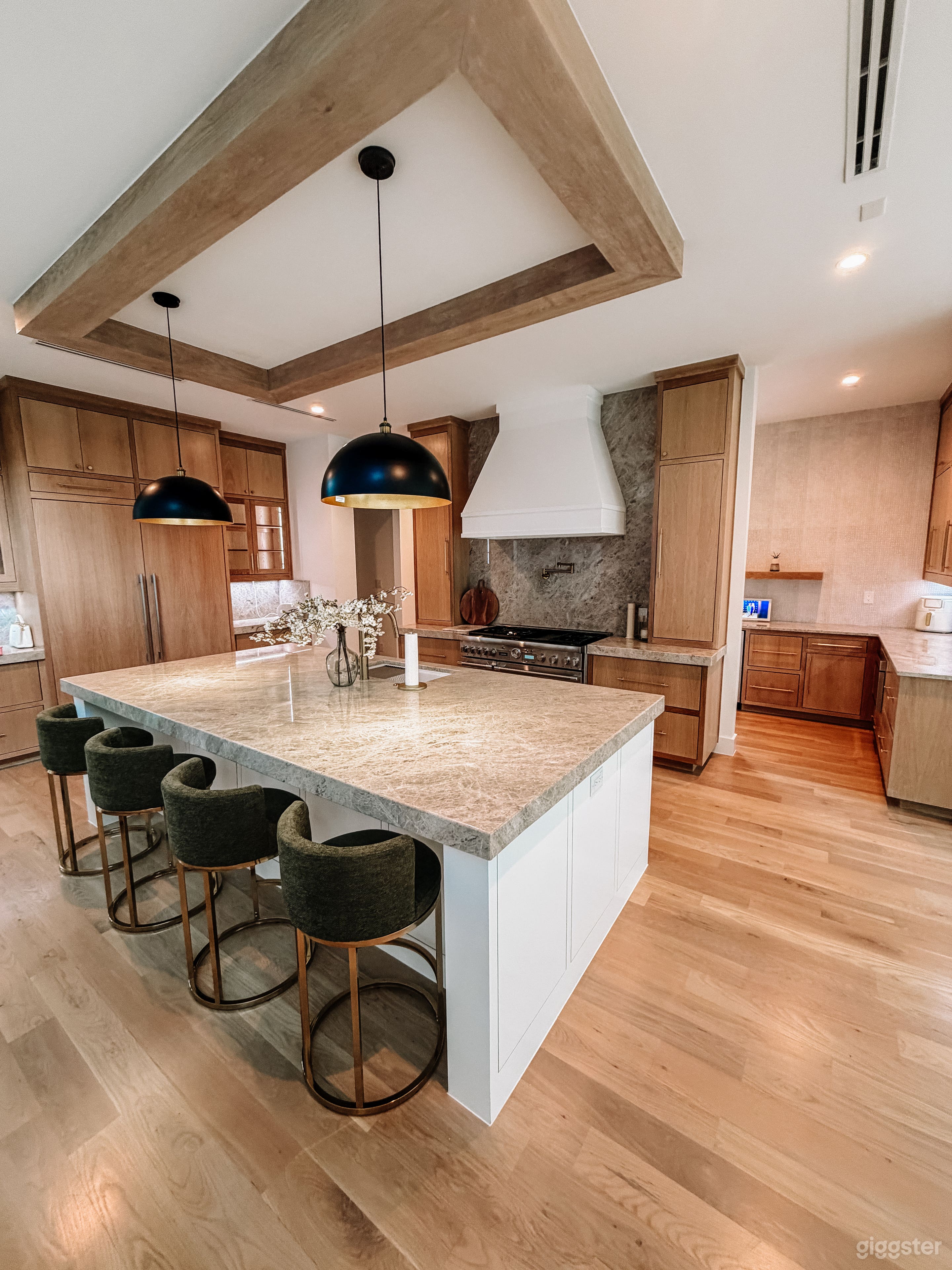 Designer kitchen space for content shoots Photo 1