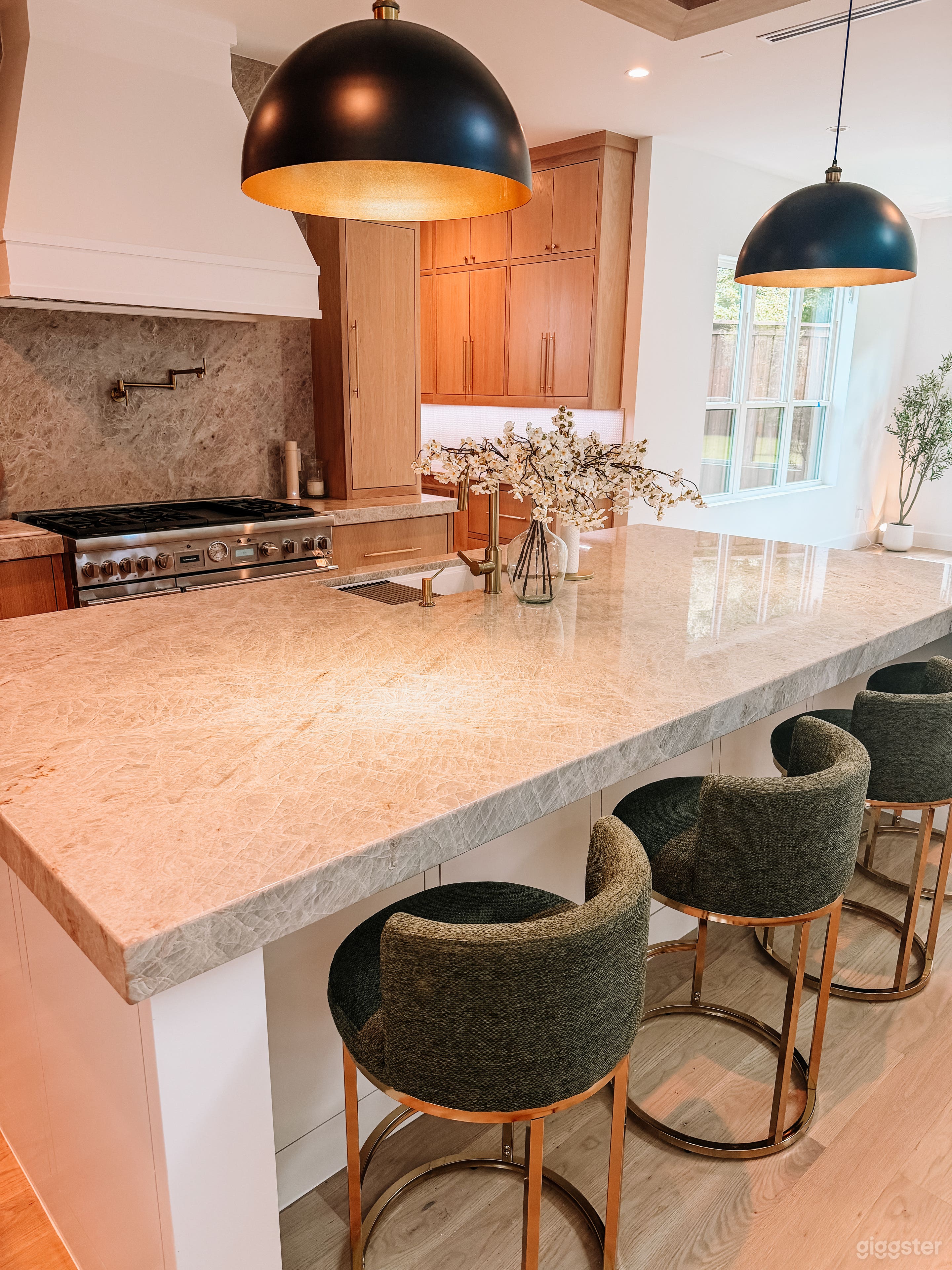 Designer kitchen space for content shoots Photo 2