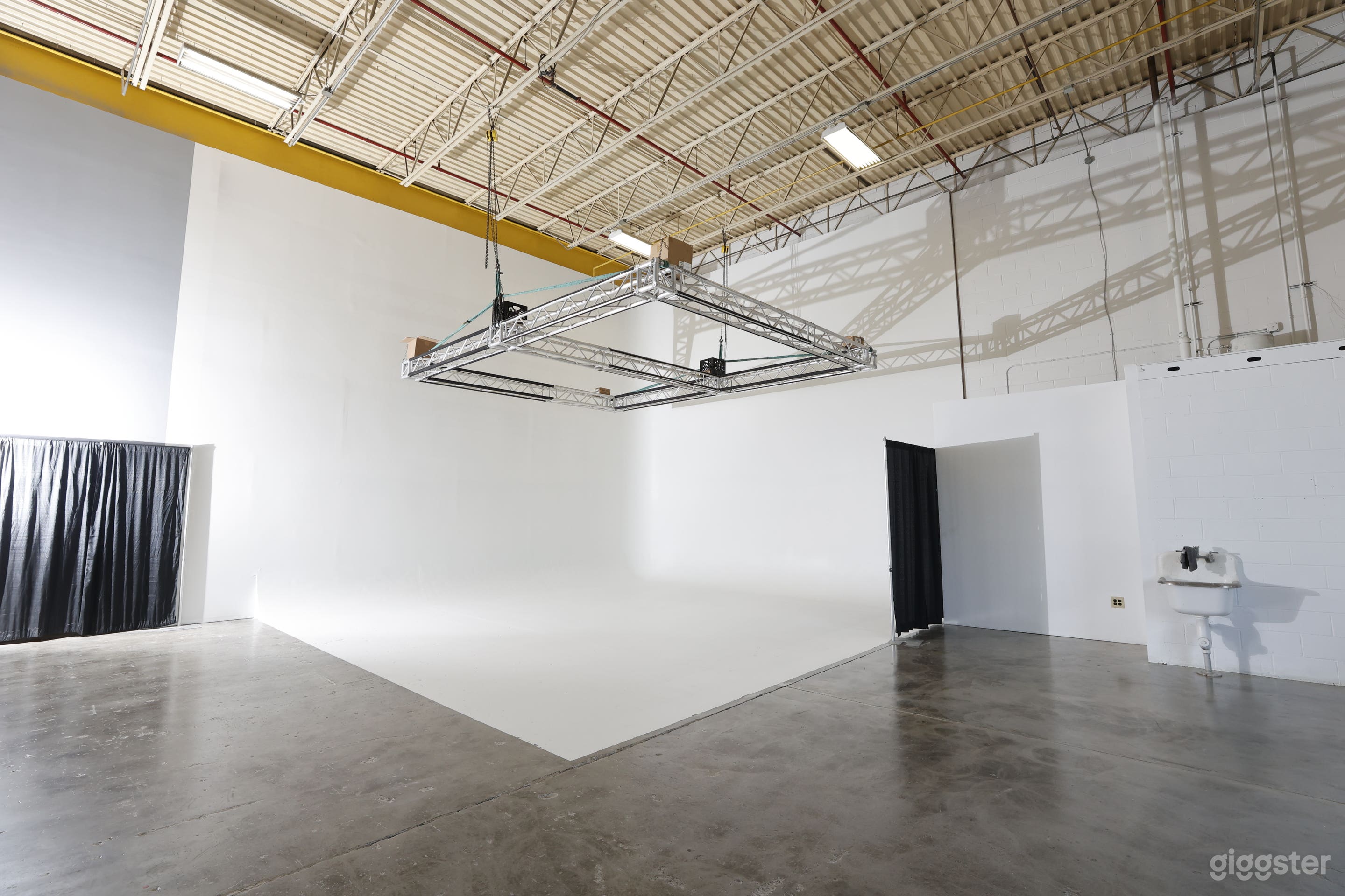 2025 SQFT x 23’H  Cyclorama Studio - West Nyack Photo 2