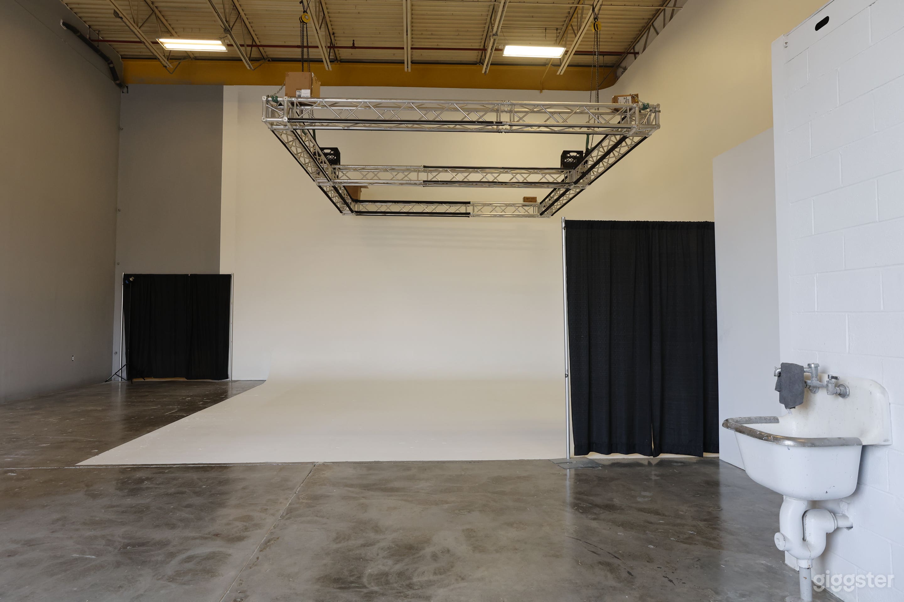 2025 SQFT x 23’H  Cyclorama Studio - West Nyack Photo 3