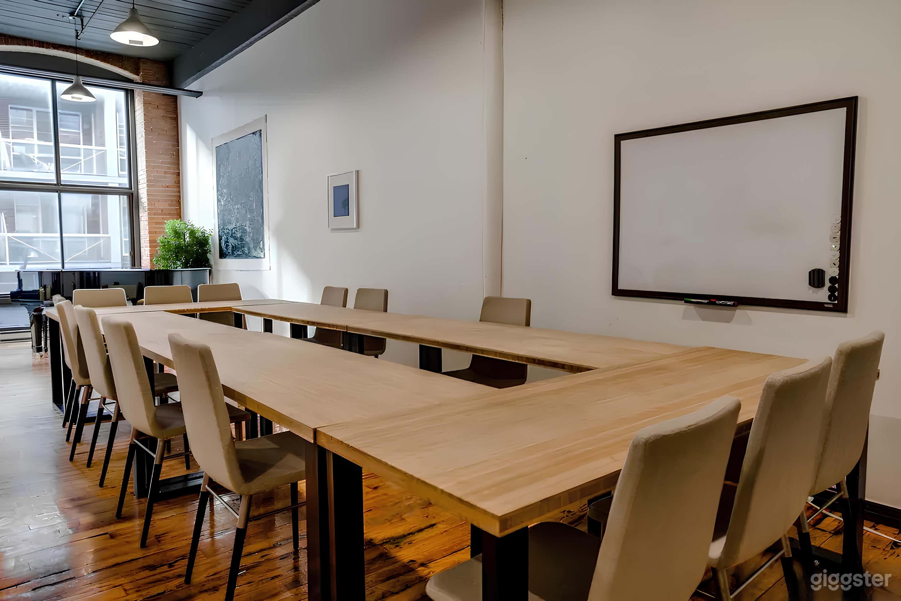 Multifunctional Bright Meeting Room Photo 3