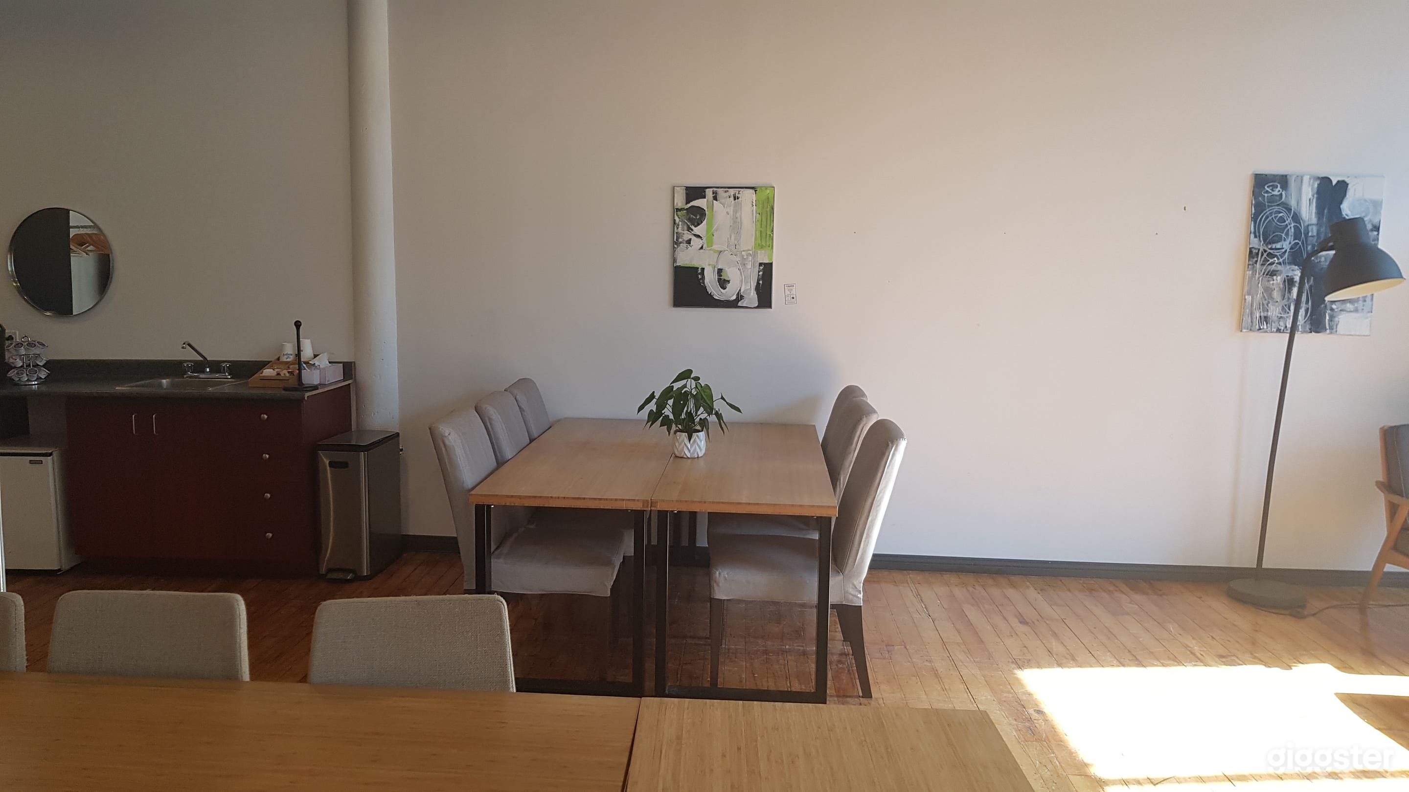 Multifunctional Bright Meeting Room Photo 4