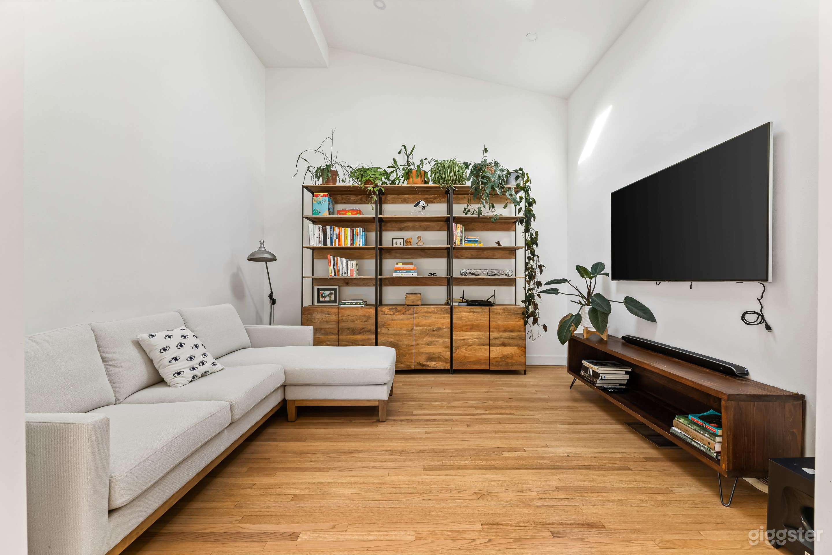 Camera-Ready MidCentury Modern - Hollywood Hills Photo 2