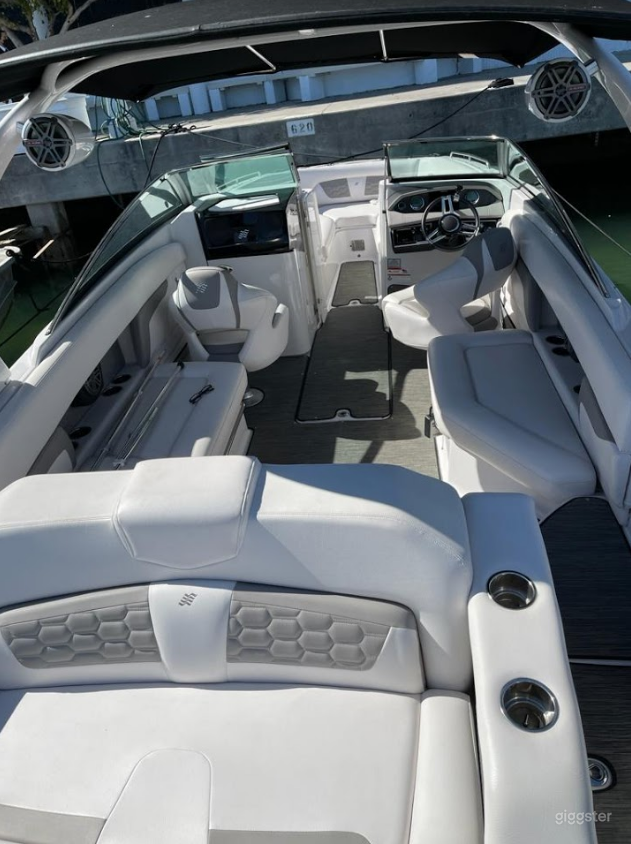 Restful 30FT Four Win Party Boat Space Events Photo 1