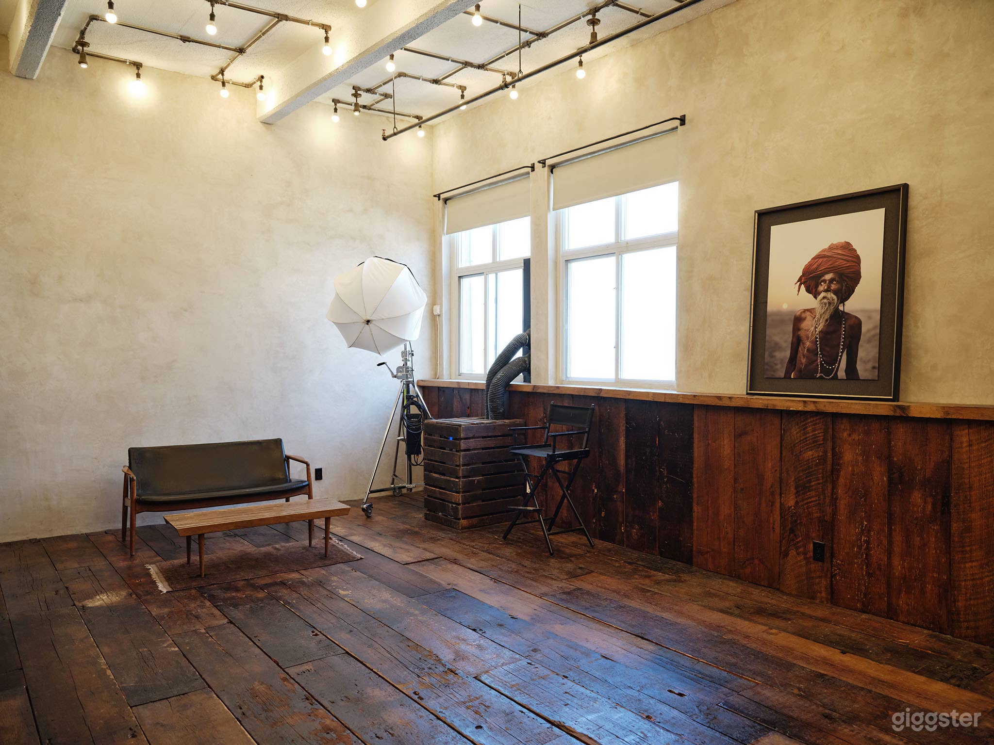 Beautiful Studio Space w High ceiling Photo 3