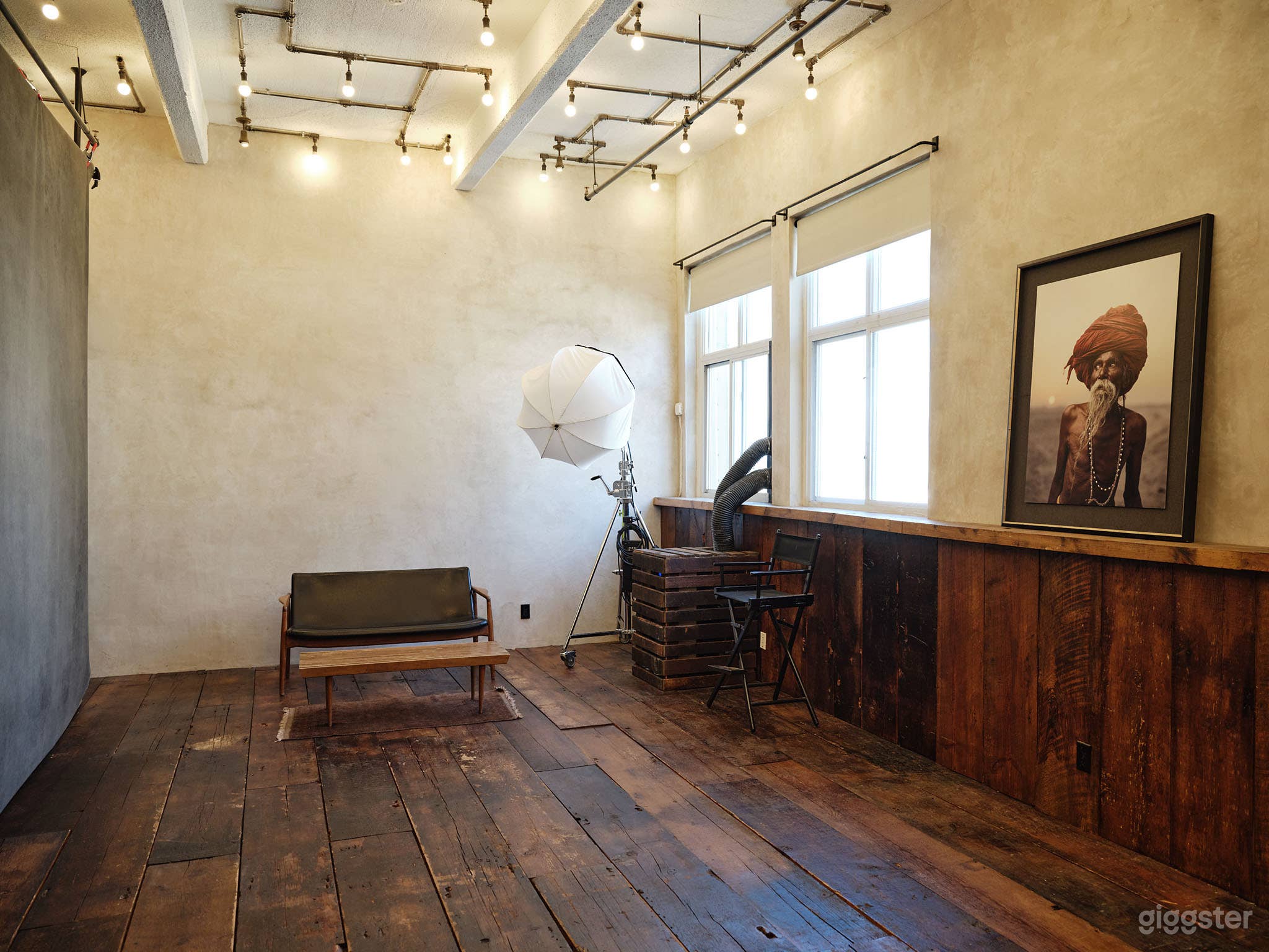 Beautiful Studio Space w High ceiling Photo 2