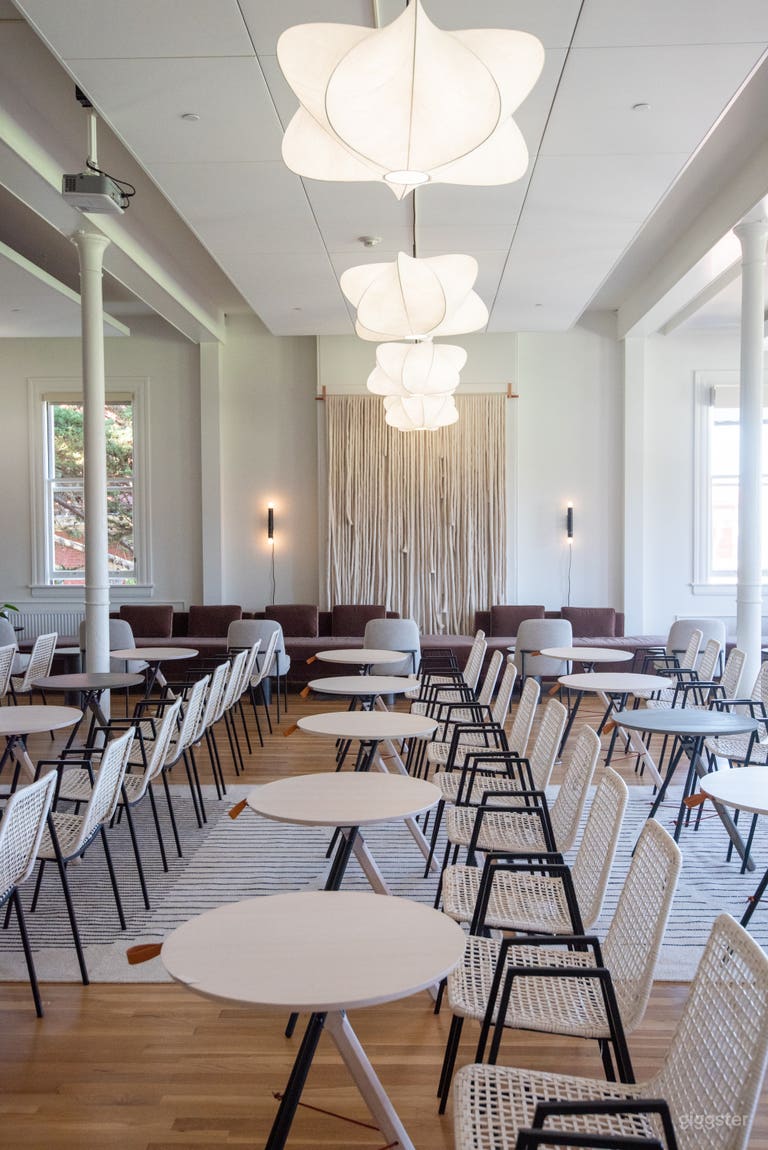  Curated Luxury Event Setting 