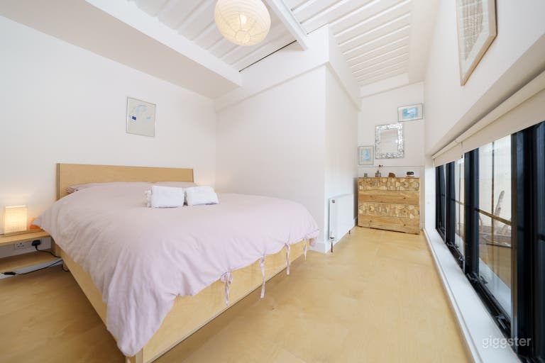  Calming space of natural and neautral tones 