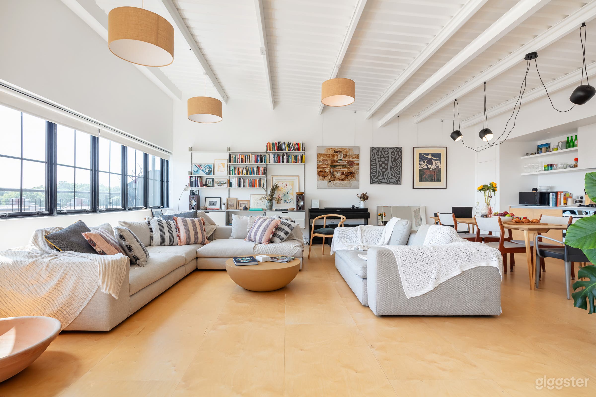 Calming space of natural and neautral tones Photo 3