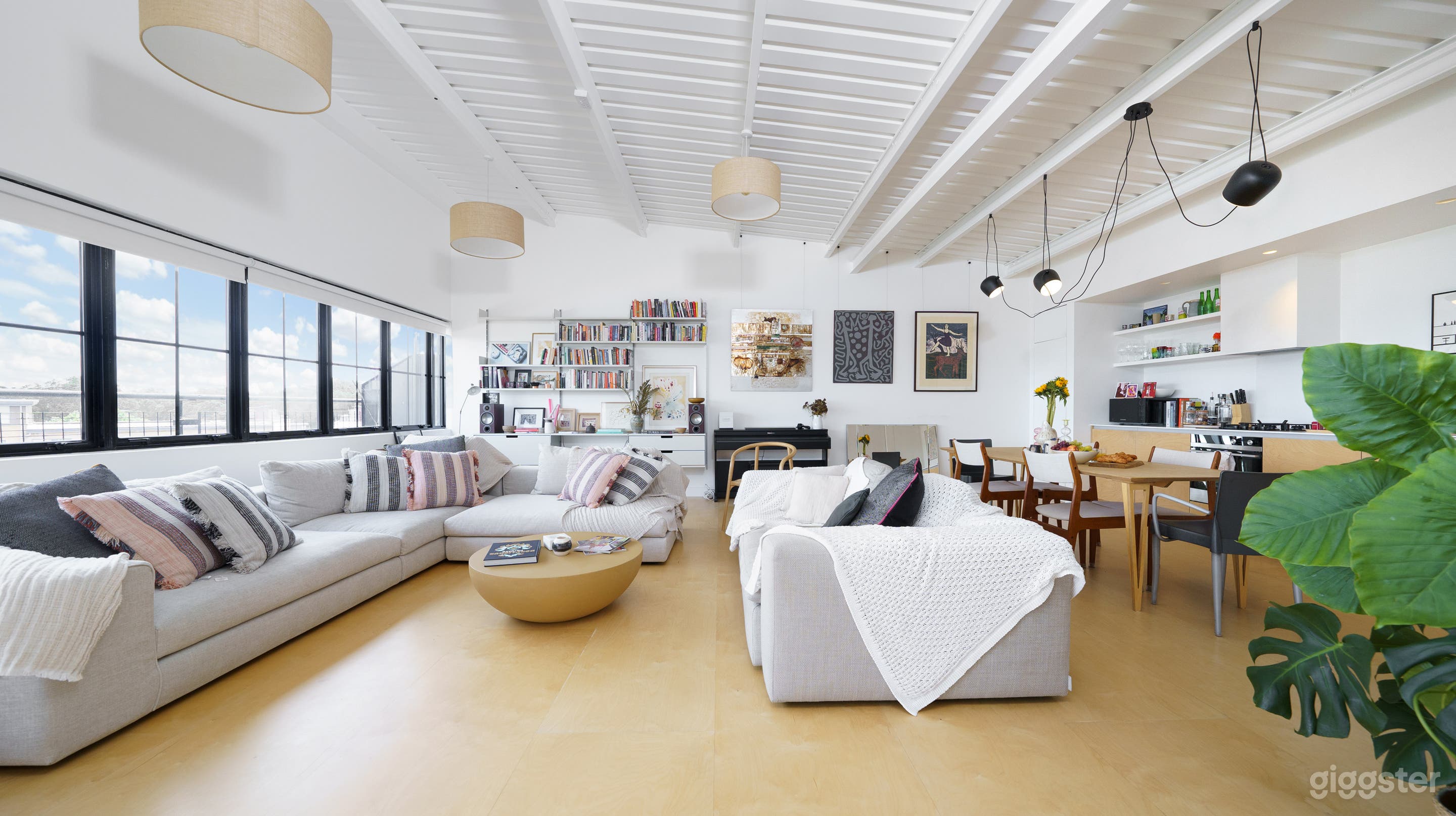 Calming space of natural and neautral tones Photo 1