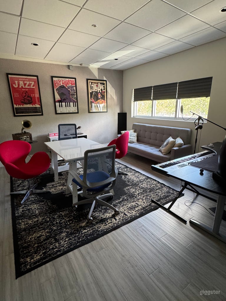  Creative Studio for Music Production, Podcast, DJ 