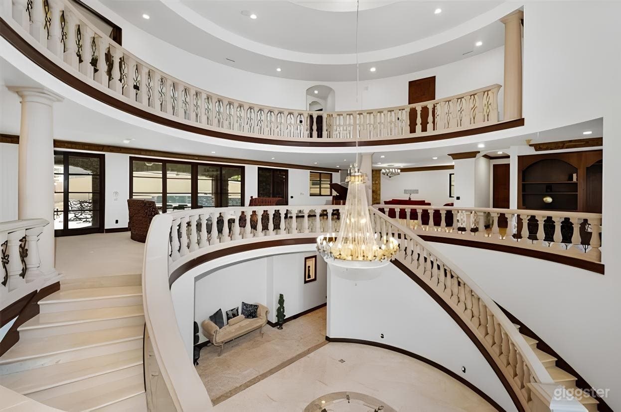 Suburban Coto Mansion Photo 4