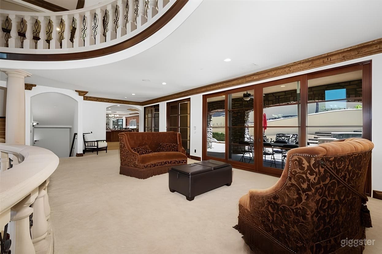 Suburban Coto Mansion Photo 3