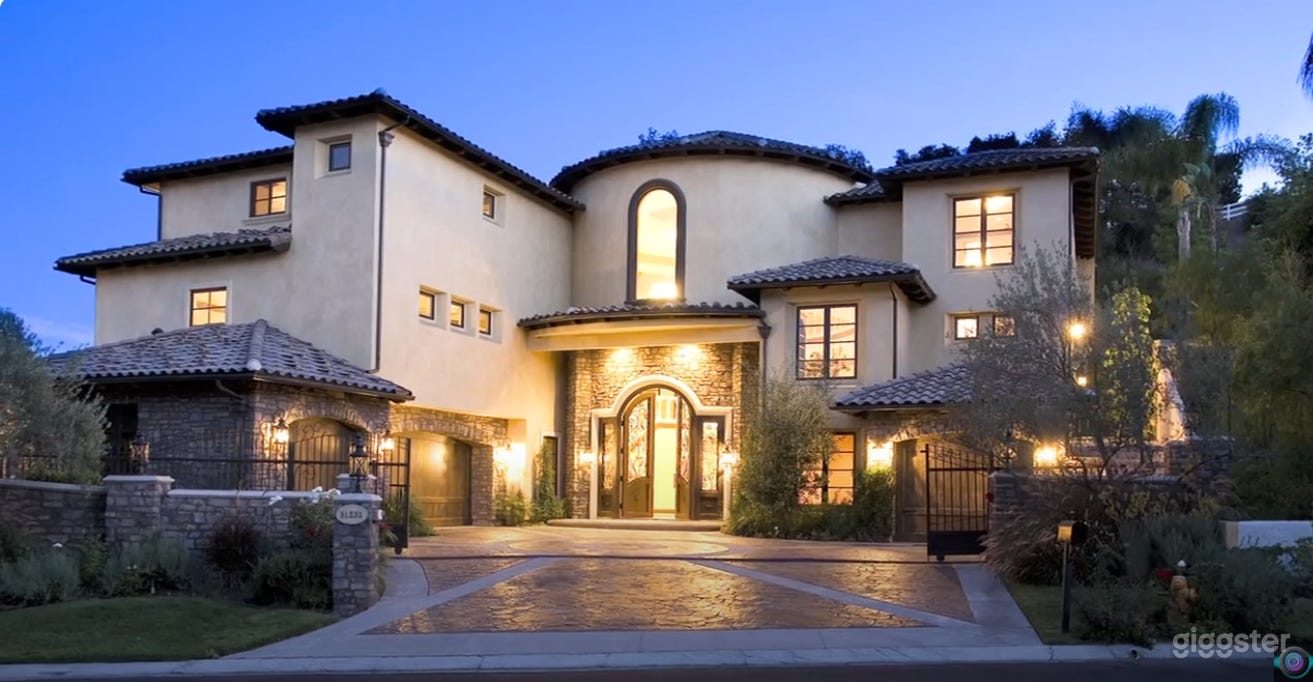 Suburban Coto Mansion Photo 1