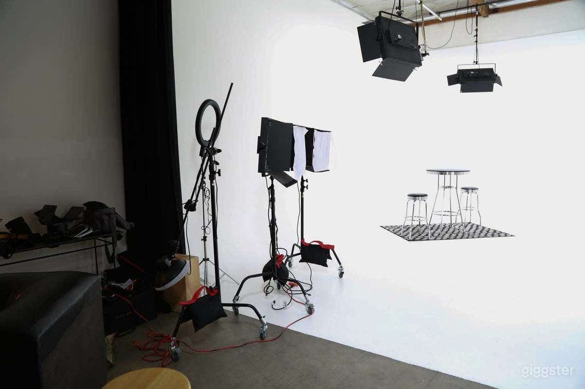 Amazing Fully Lit White Cyc Studio Photo 3
