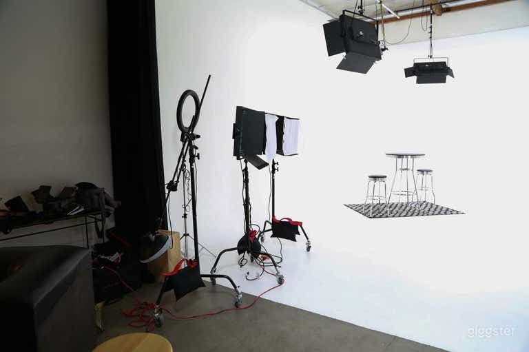  Amazing Fully Lit White Cyc Studio 