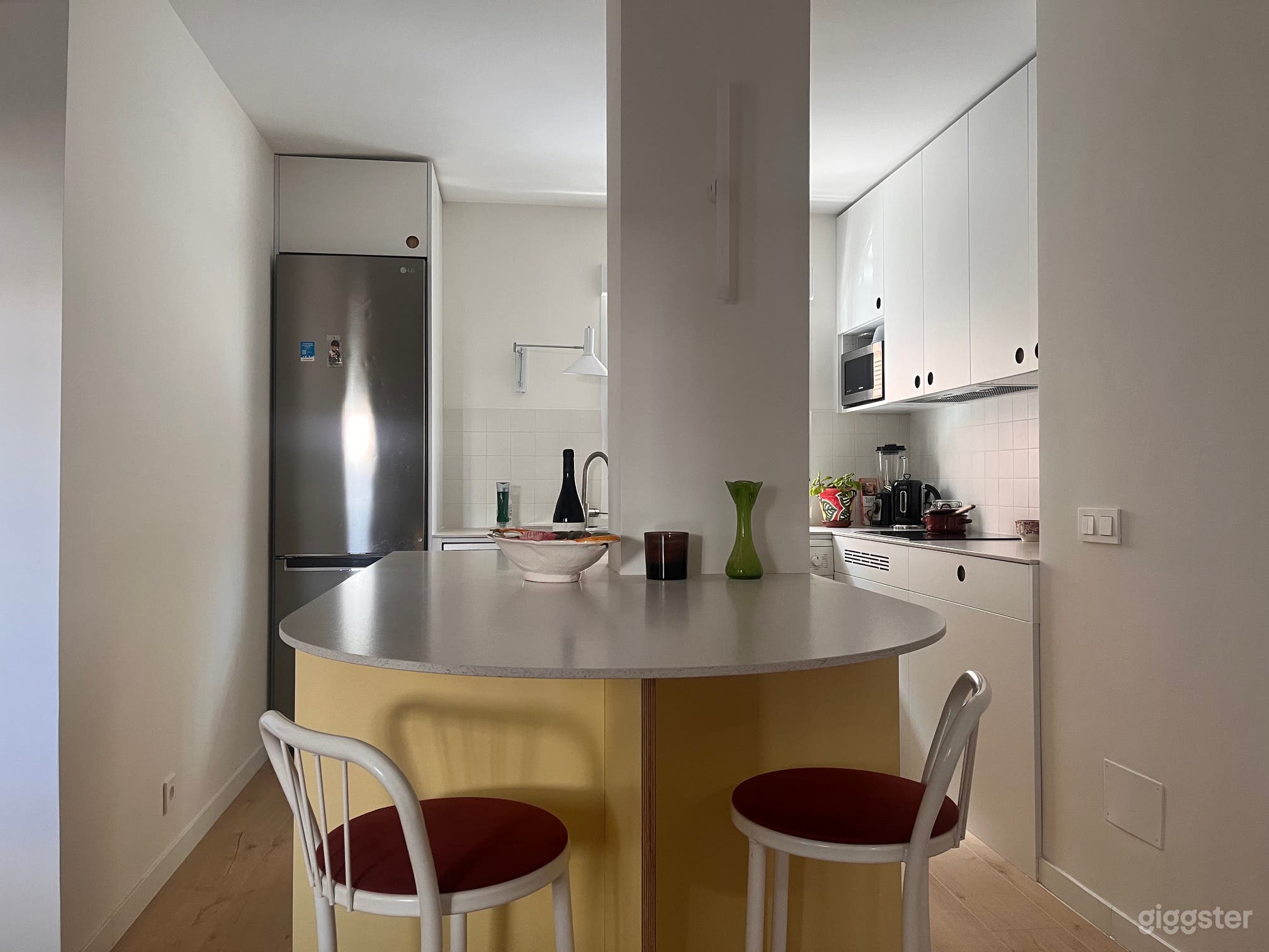 Warm Contemporary Apartment in Butter Tones Foto 3