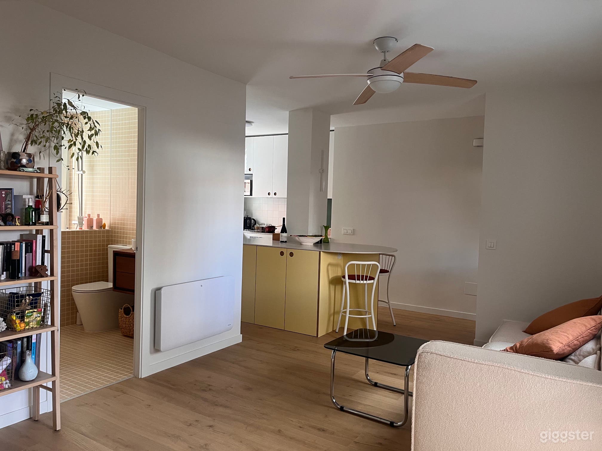 Warm Contemporary Apartment in Butter Tones Foto 1