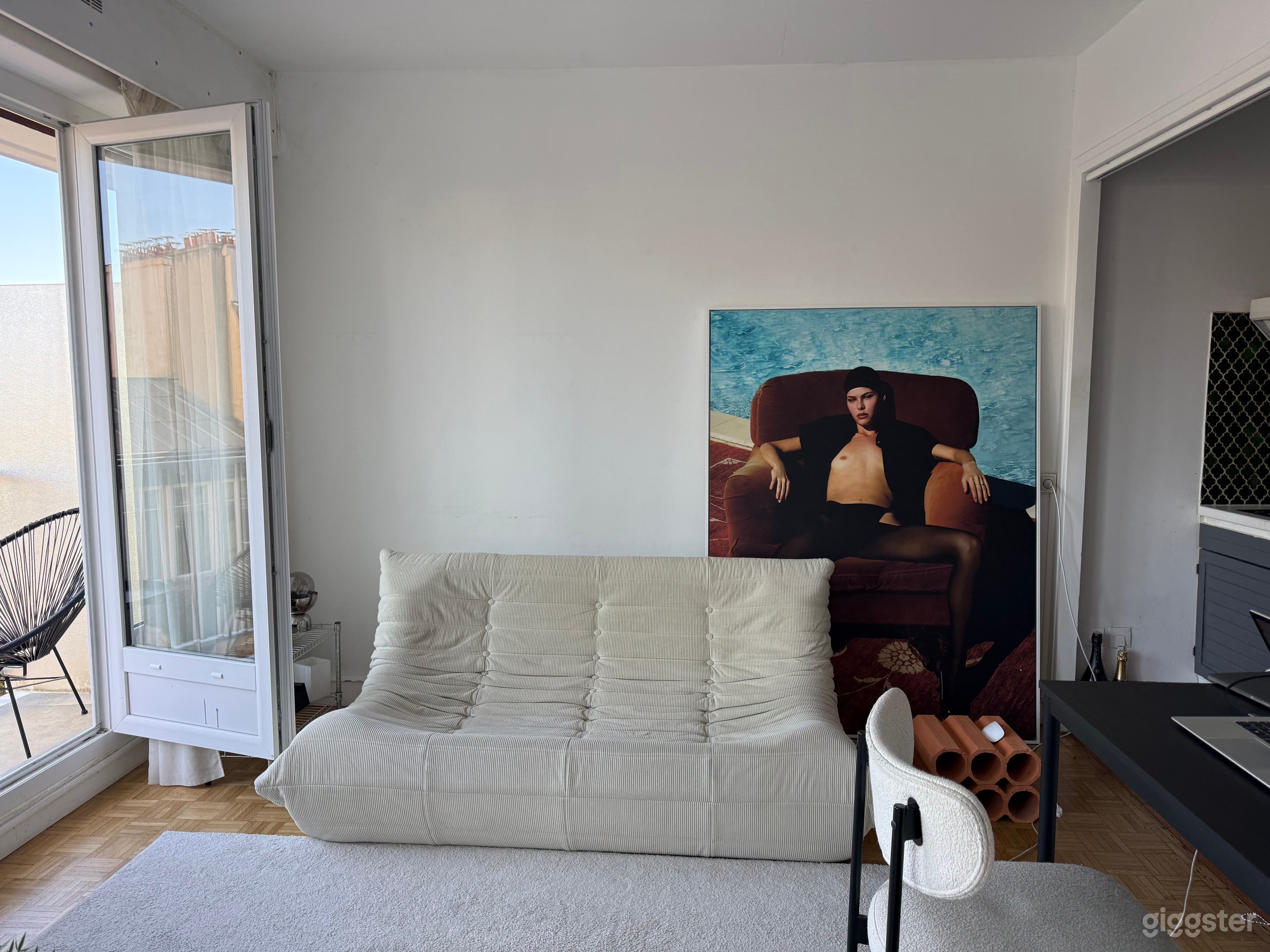 Photo de Appartement parisien minimaliste avec balcon 3