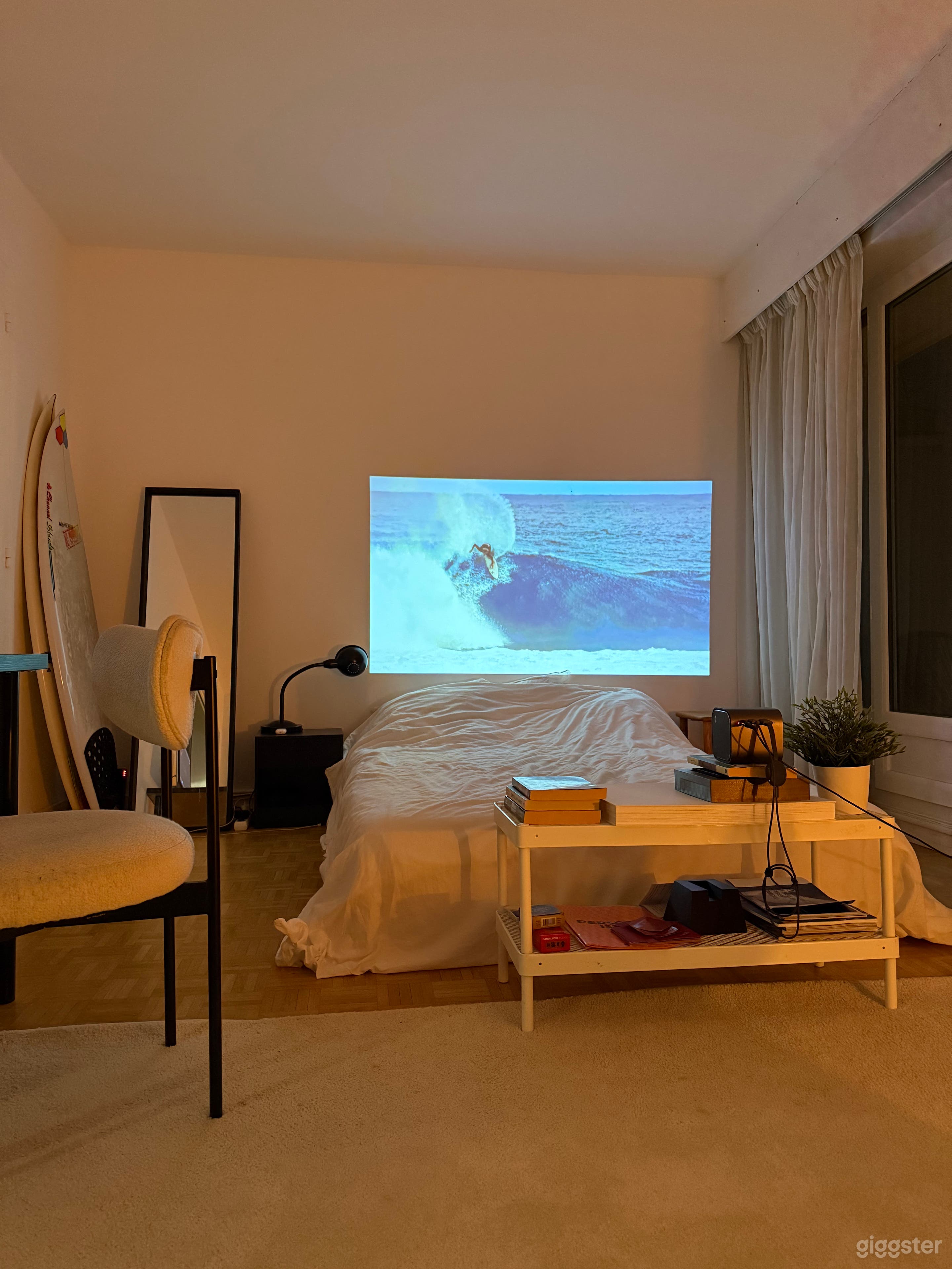 Photo de Appartement parisien minimaliste avec balcon 2